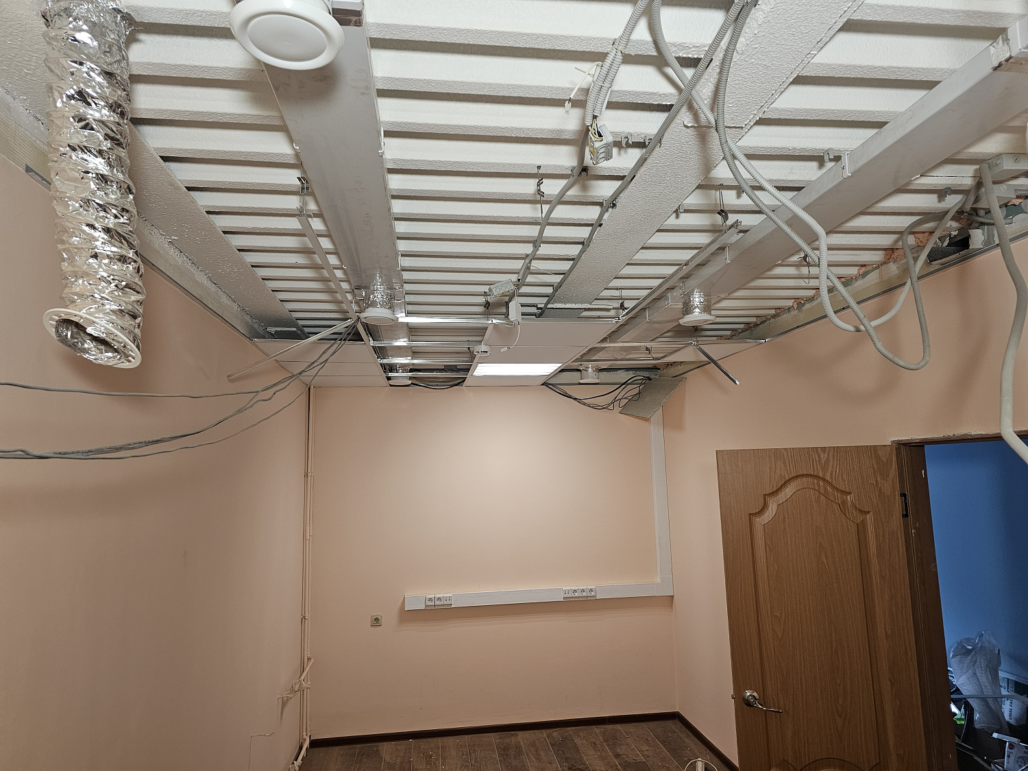 Монтаж систем вентиляции, вентиляционных установок в нежилом помещении (переговорная и спортзал)