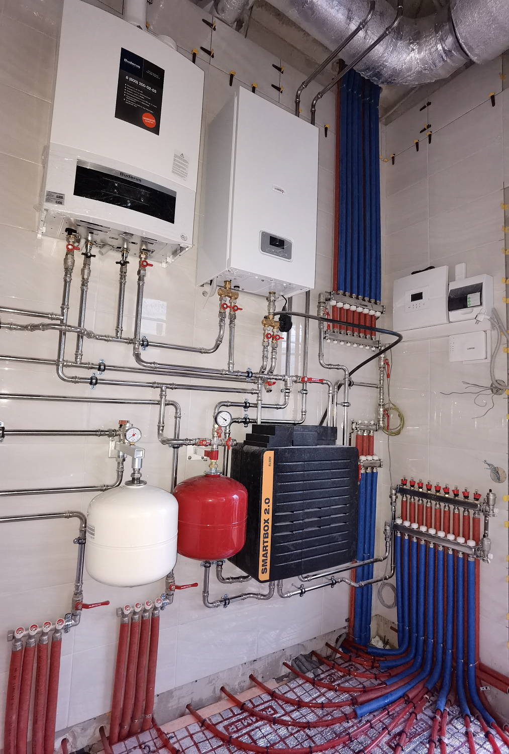 Монтаж вентиляции и комбинированной системы отопления в загородном доме в Новой Москве