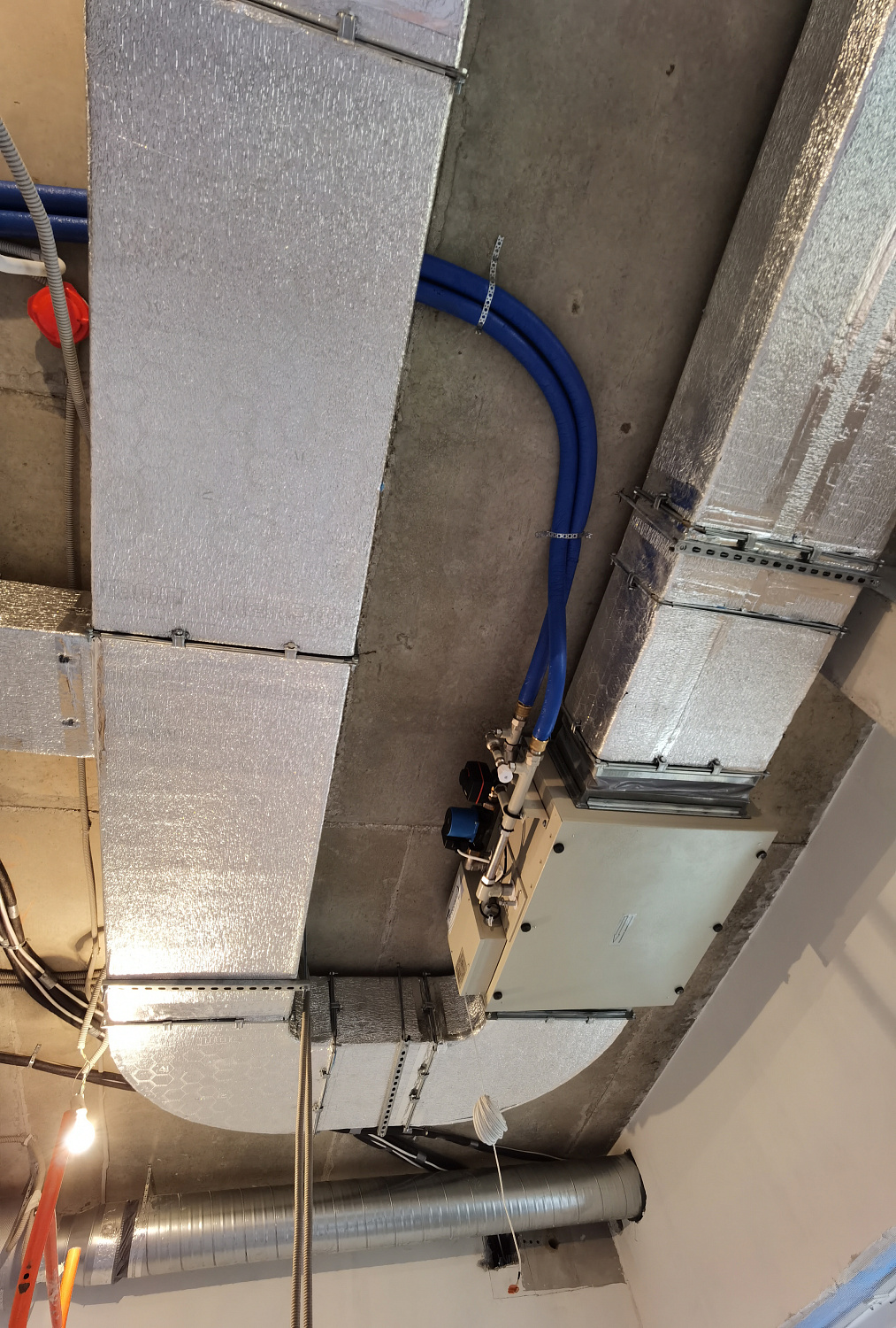 Монтаж вентиляции и кондициониров в кафе в Новой Москве