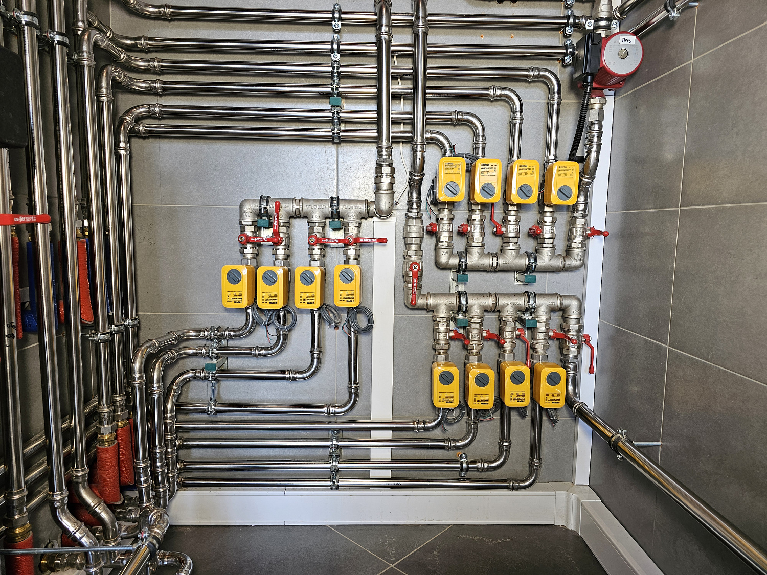 Комбинированная система отопления, тёплые полы и радиаторное отопление, водоотведение в загородном дома более 1000 м2