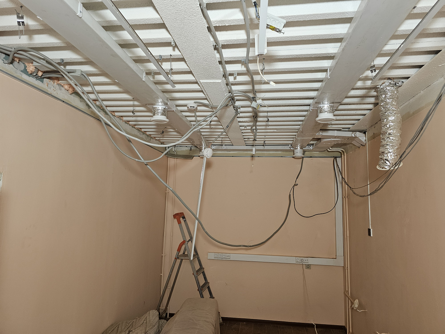 Монтаж систем вентиляции, вентиляционных установок в нежилом помещении (переговорная и спортзал)