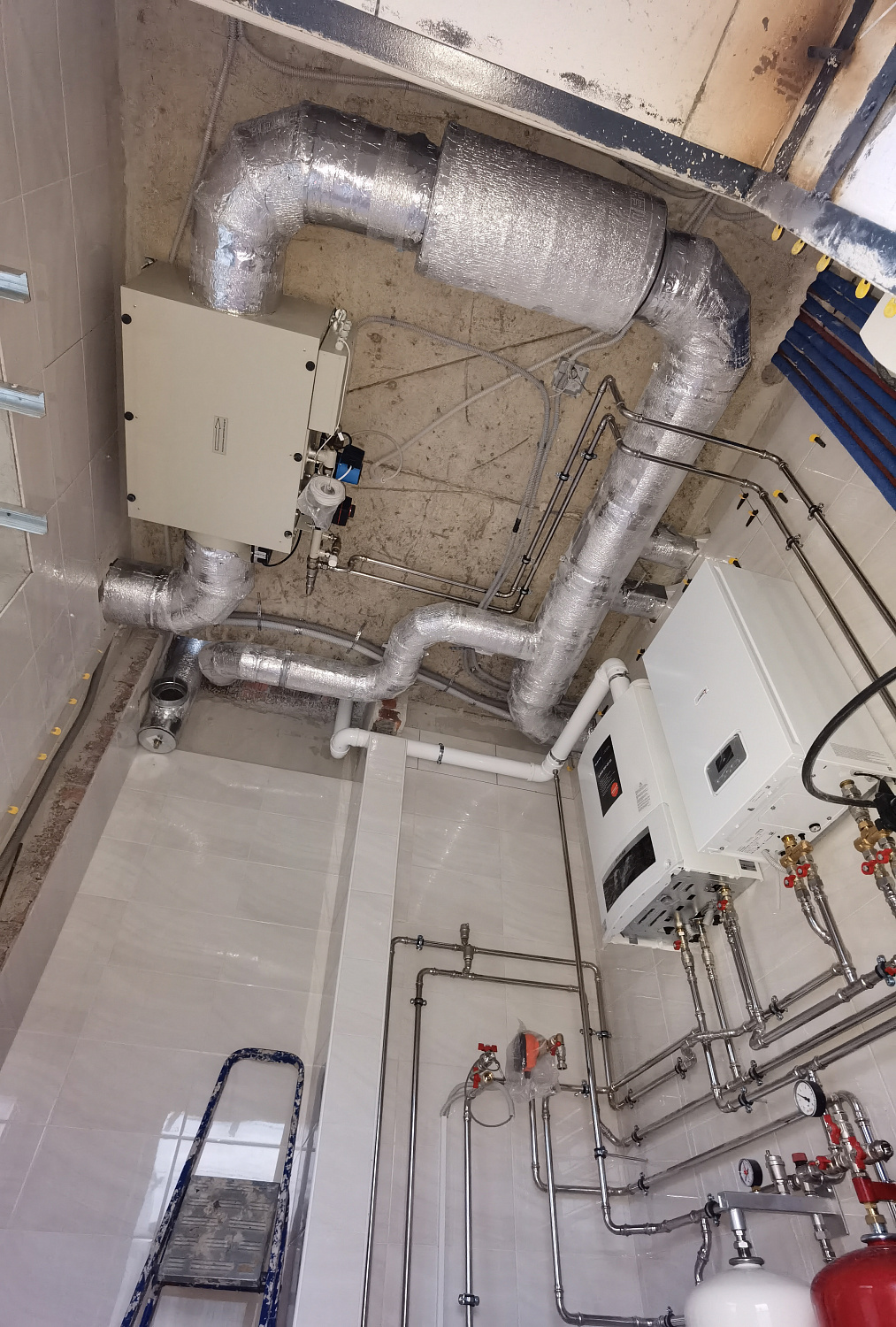 Монтаж вентиляции и комбинированной системы отопления в загородном доме в Новой Москве