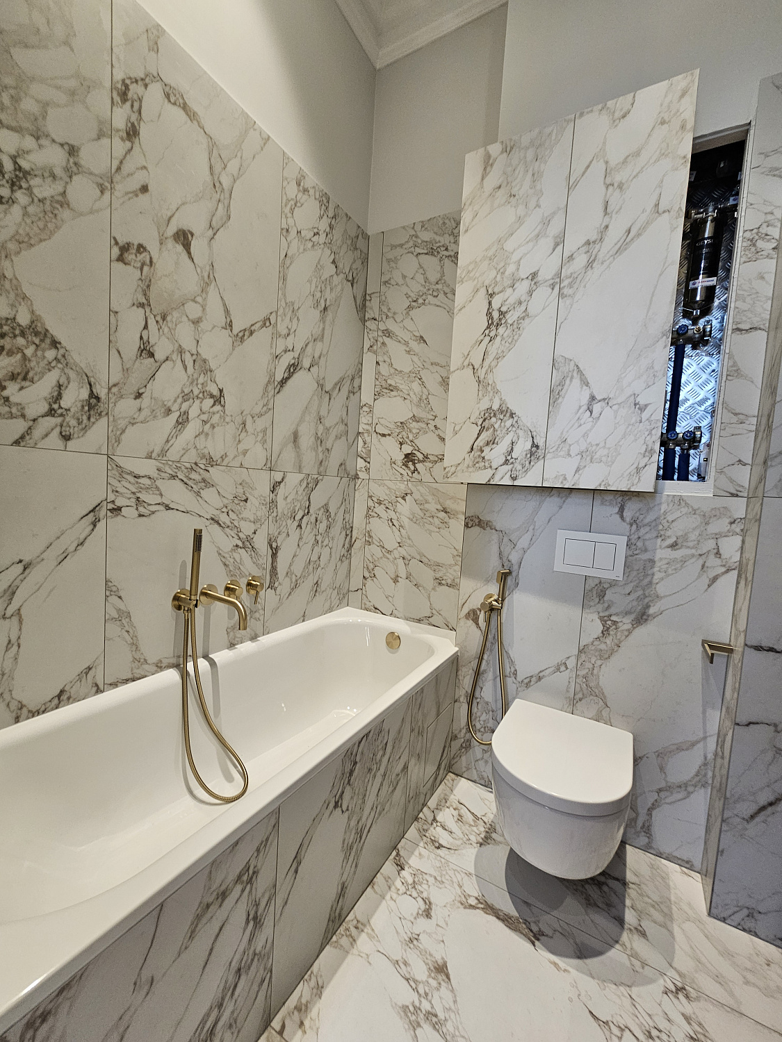 Монтаж радиаторного отопления, водоснабжения и водоотведения, монтаж чистовой сантехники в квартире