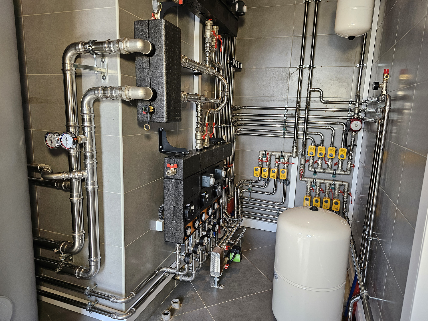 Комбинированная система отопления, тёплые полы и радиаторное отопление, водоотведение в загородном дома более 1000 м2