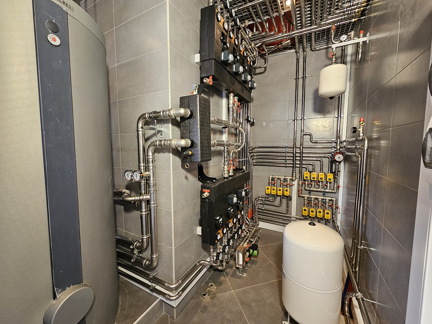 Комбинированная система отопления, тёплые полы и радиаторное отопление, водоотведение в загородном дома более 1000 м2