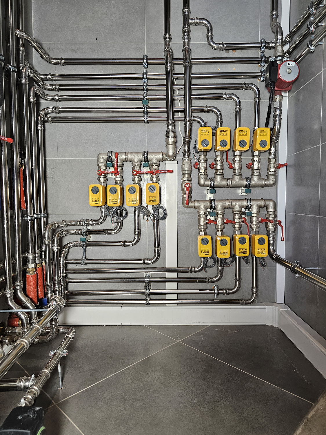 Комбинированная система отопления, тёплые полы и радиаторное отопление, водоотведение в загородном дома более 1000 м2