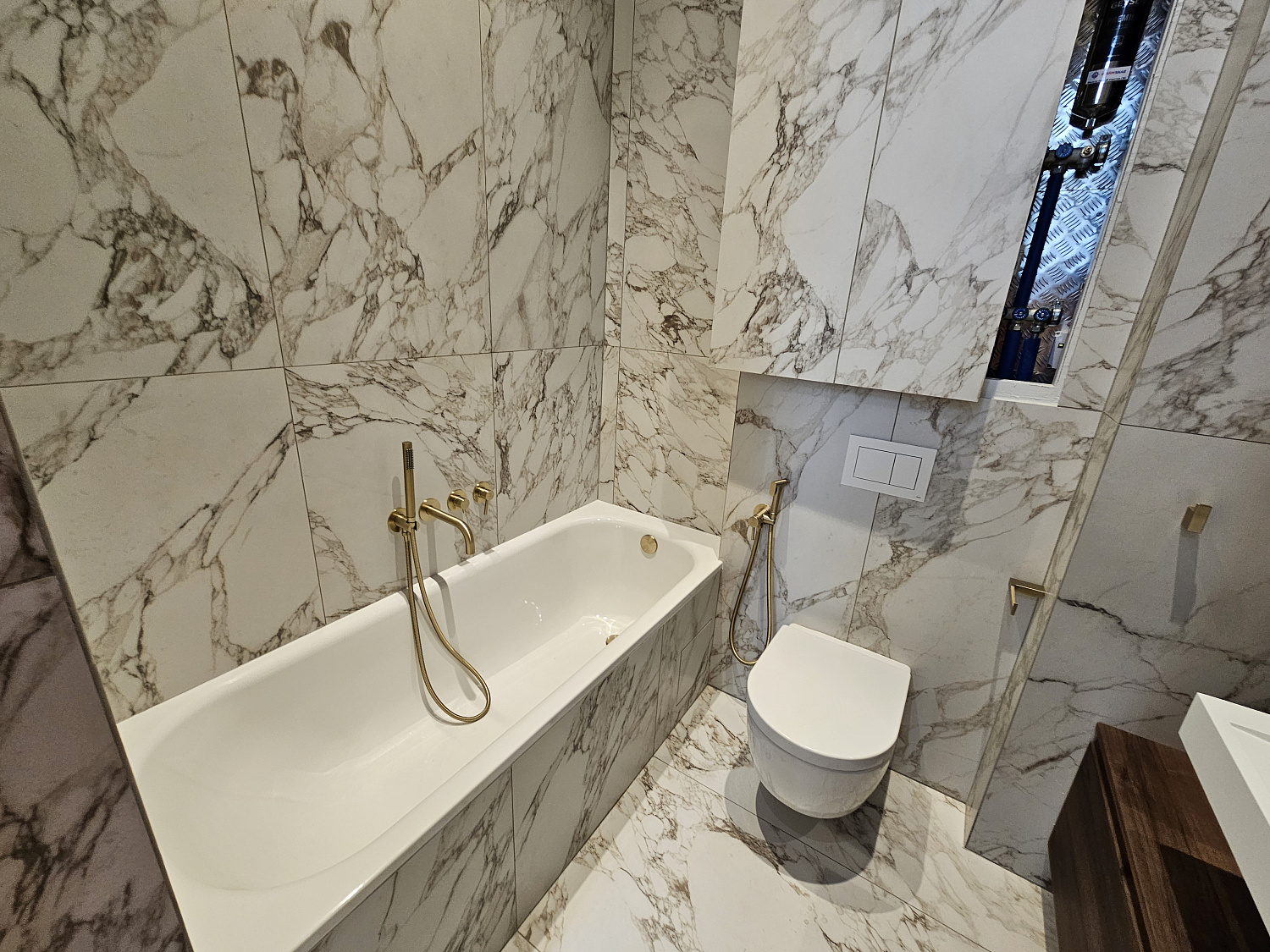 Монтаж радиаторного отопления, водоснабжения и водоотведения, монтаж чистовой сантехники в квартире