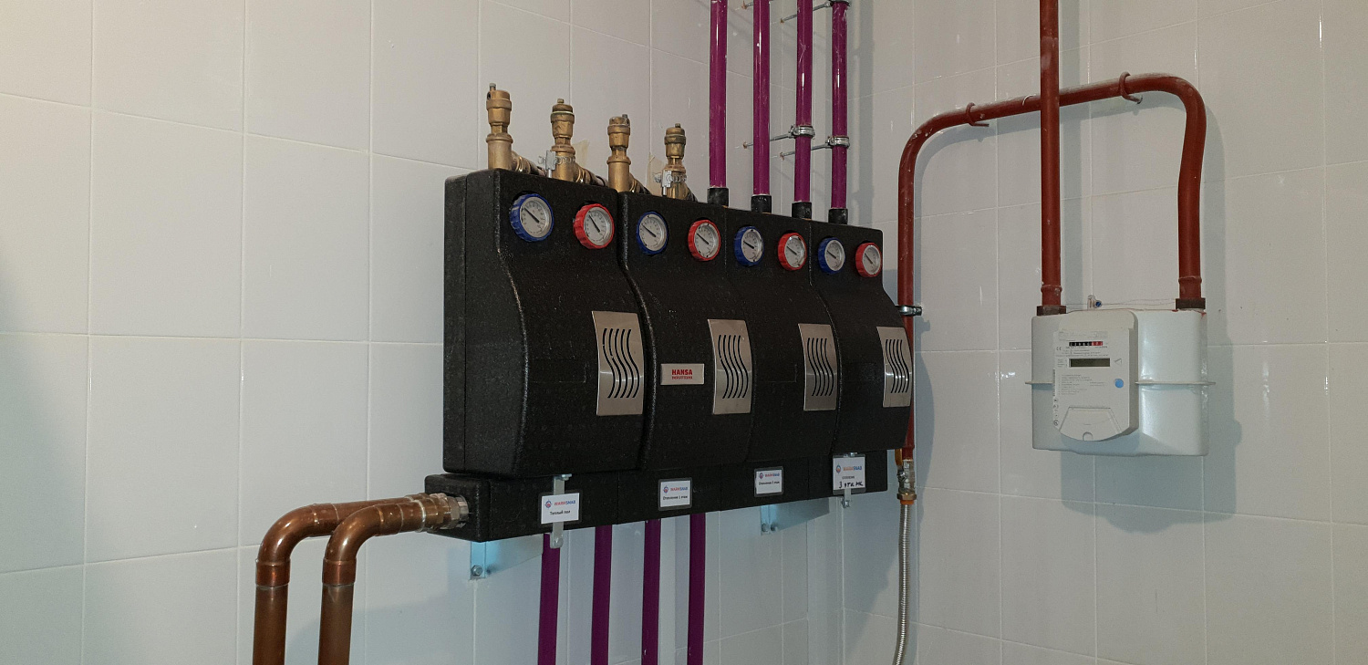 Комбинированная система отопления, тёплые полы и радиаторное отопление.