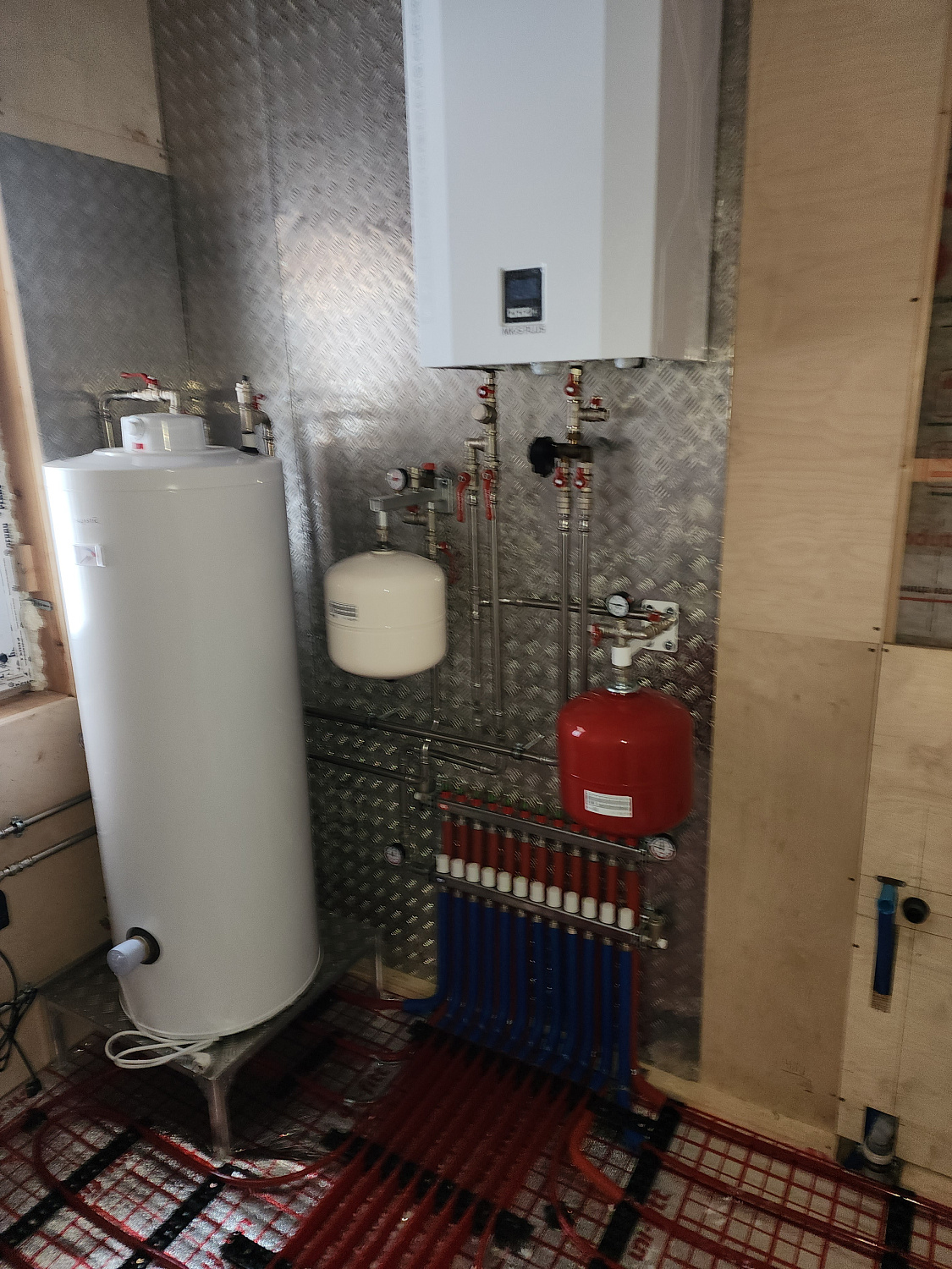 Монтаж тёплых полов, монтаж котельной в каркасном доме 120м2