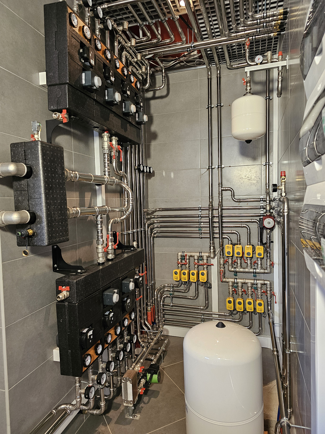 Комбинированная система отопления, тёплые полы и радиаторное отопление, водоотведение в загородном дома более 1000 м2