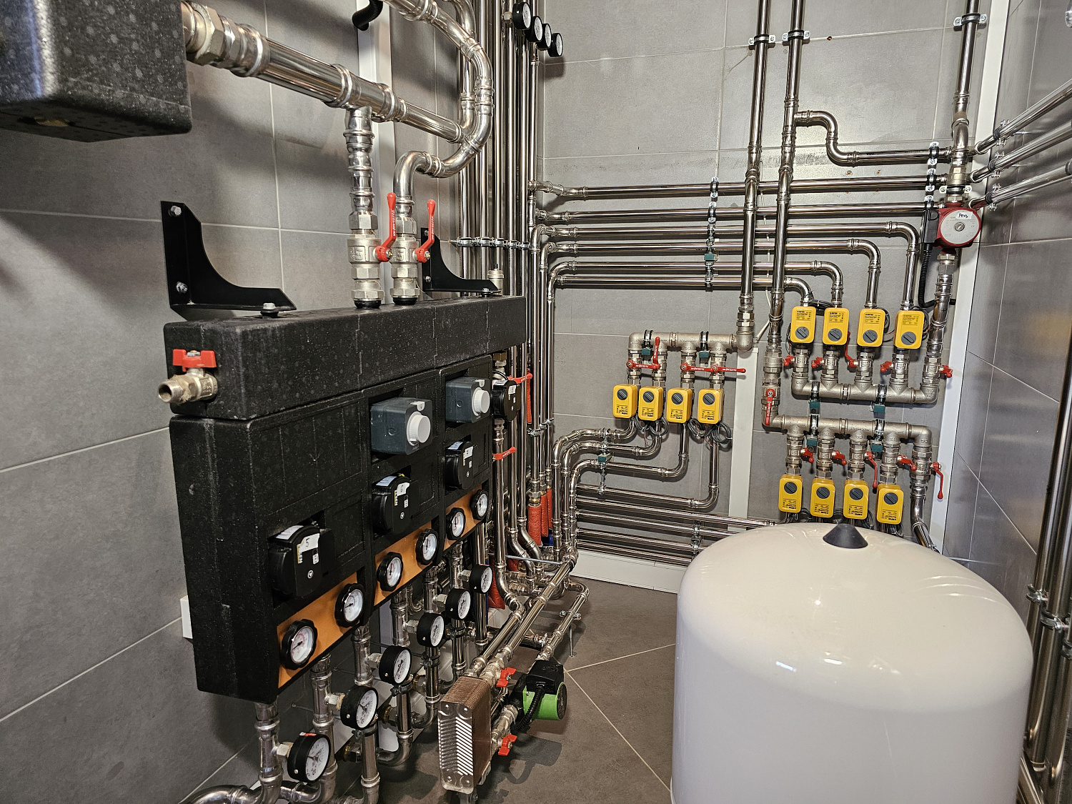 Комбинированная система отопления, тёплые полы и радиаторное отопление, водоотведение в загородном дома более 1000 м2