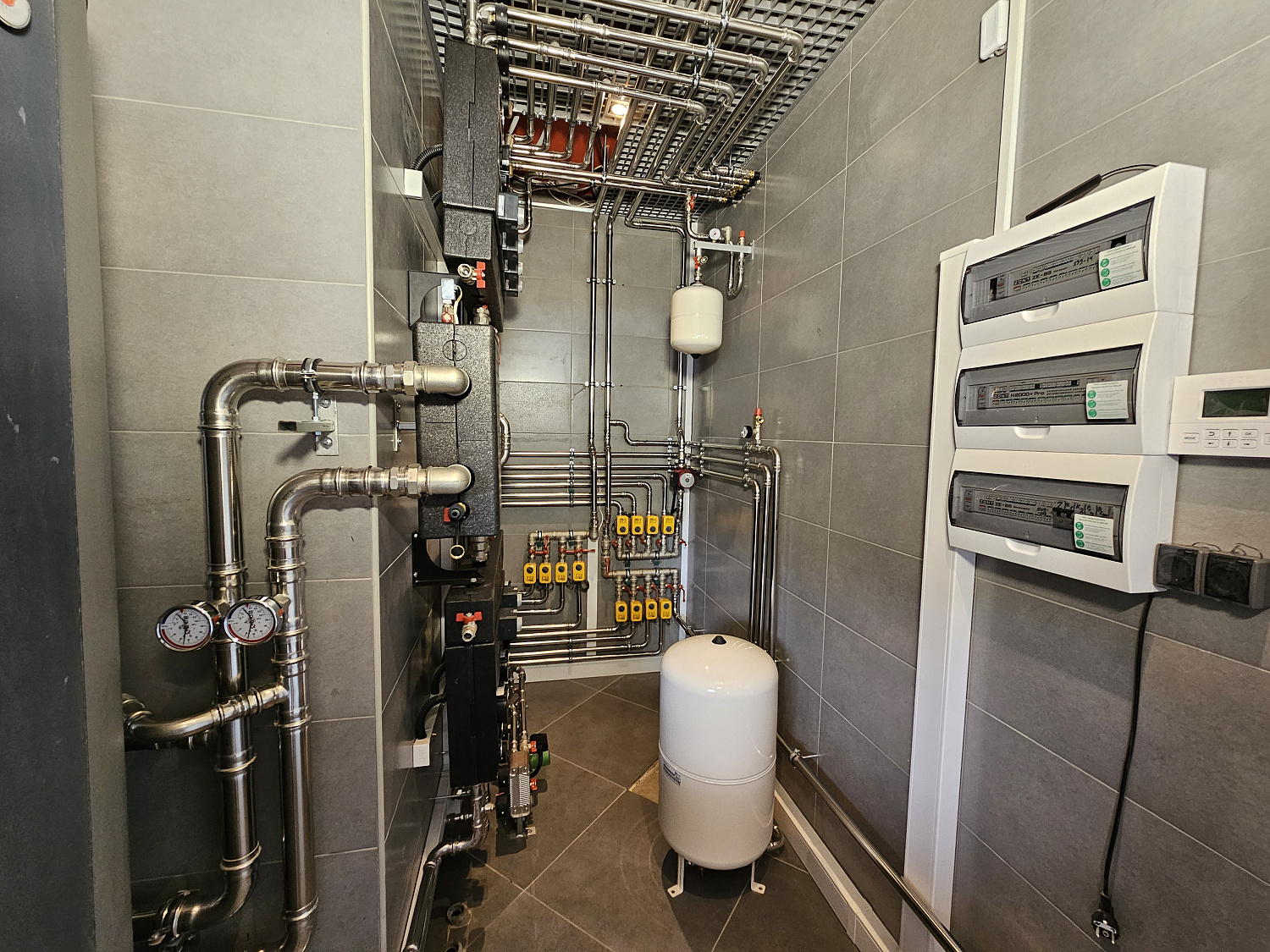 Комбинированная система отопления, тёплые полы и радиаторное отопление, водоотведение в загородном дома более 1000 м2