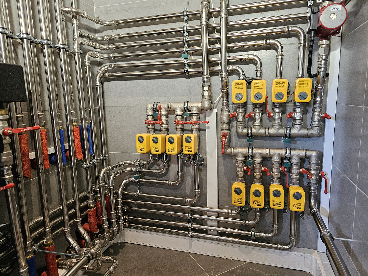 Комбинированная система отопления, тёплые полы и радиаторное отопление, водоотведение в загородном дома более 1000 м2