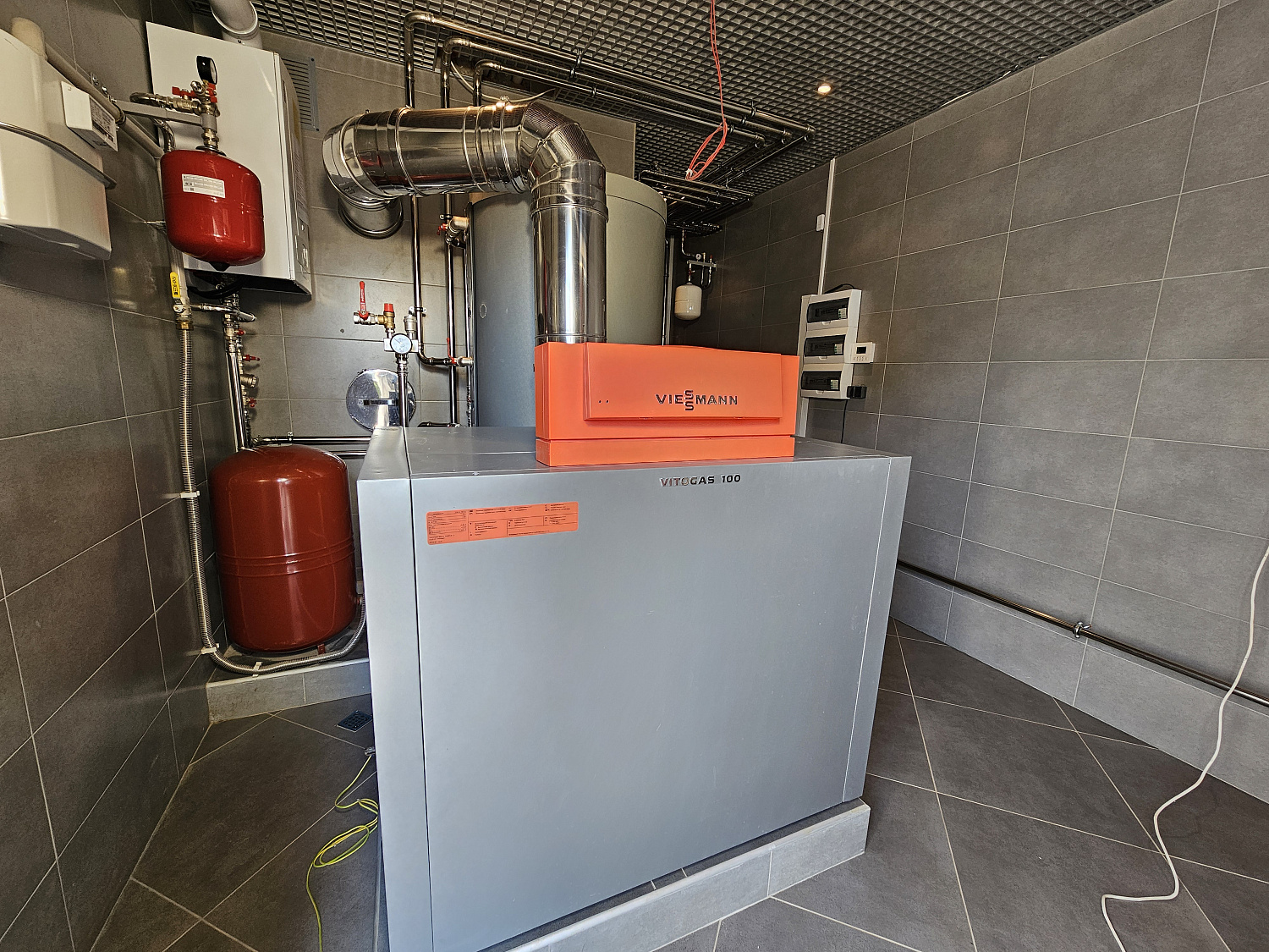 Комбинированная система отопления, тёплые полы и радиаторное отопление, водоотведение в загородном дома более 1000 м2