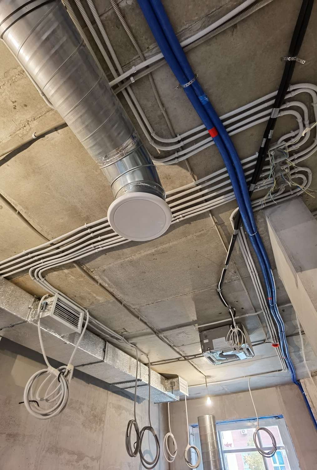 Монтаж вентиляции и кондициониров в кафе в Новой Москве