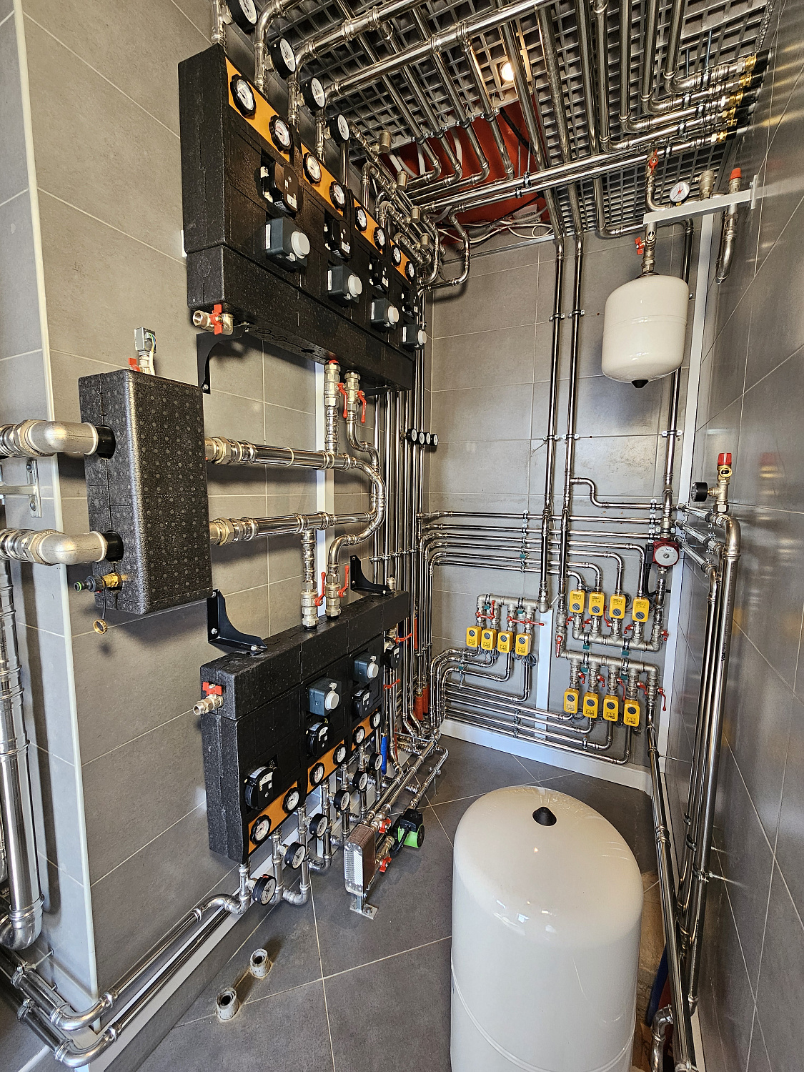 Комбинированная система отопления, тёплые полы и радиаторное отопление, водоотведение в загородном дома более 1000 м2