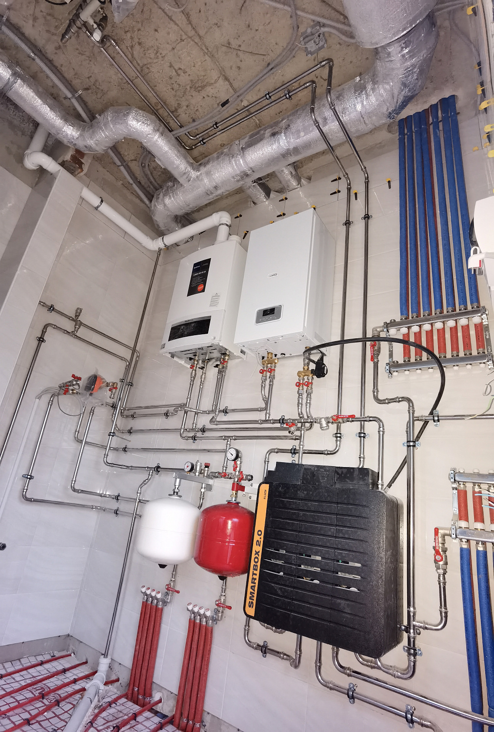 Монтаж вентиляции и комбинированной системы отопления в загородном доме в Новой Москве