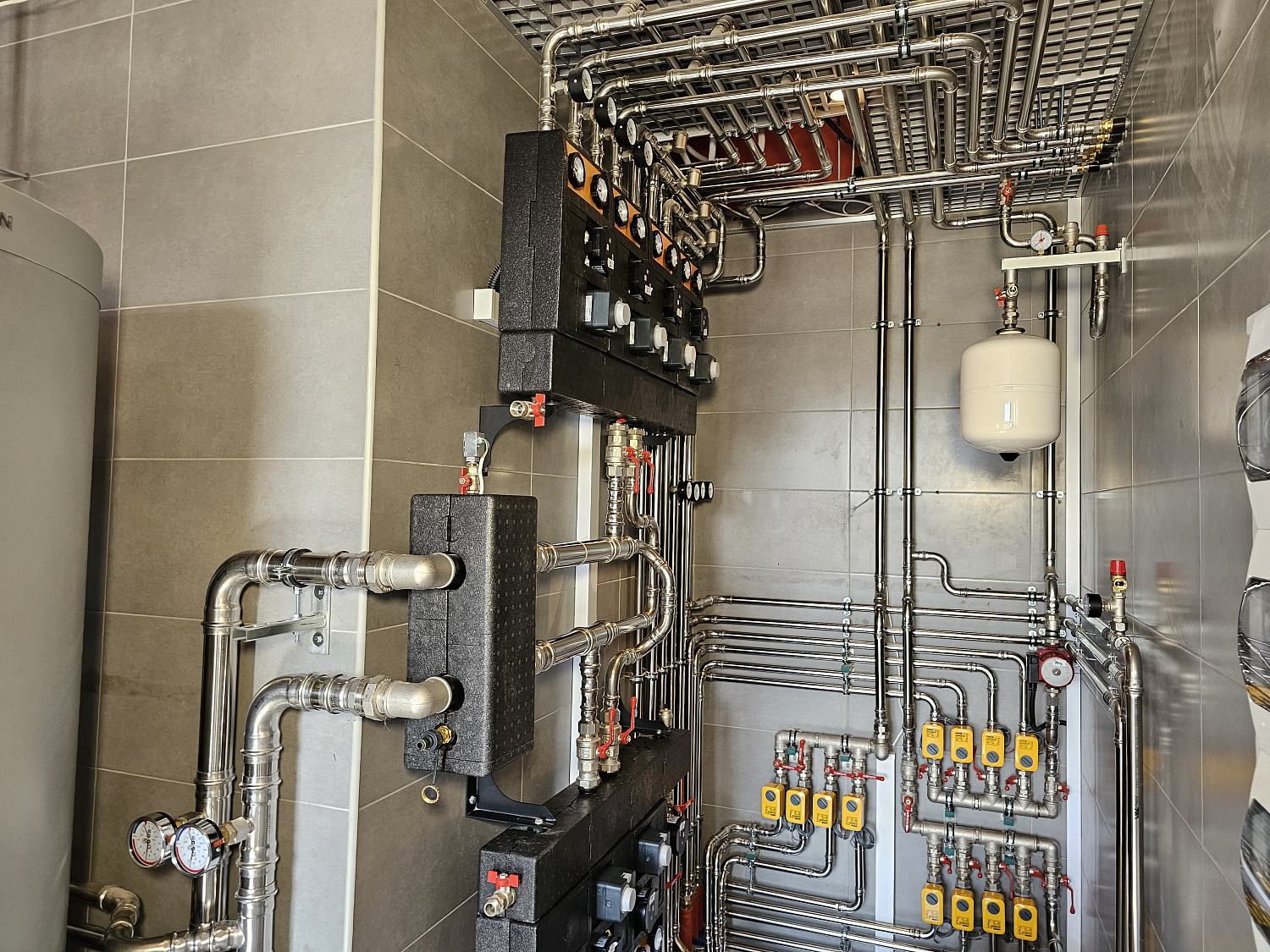 Комбинированная система отопления, тёплые полы и радиаторное отопление, водоотведение в загородном дома более 1000 м2