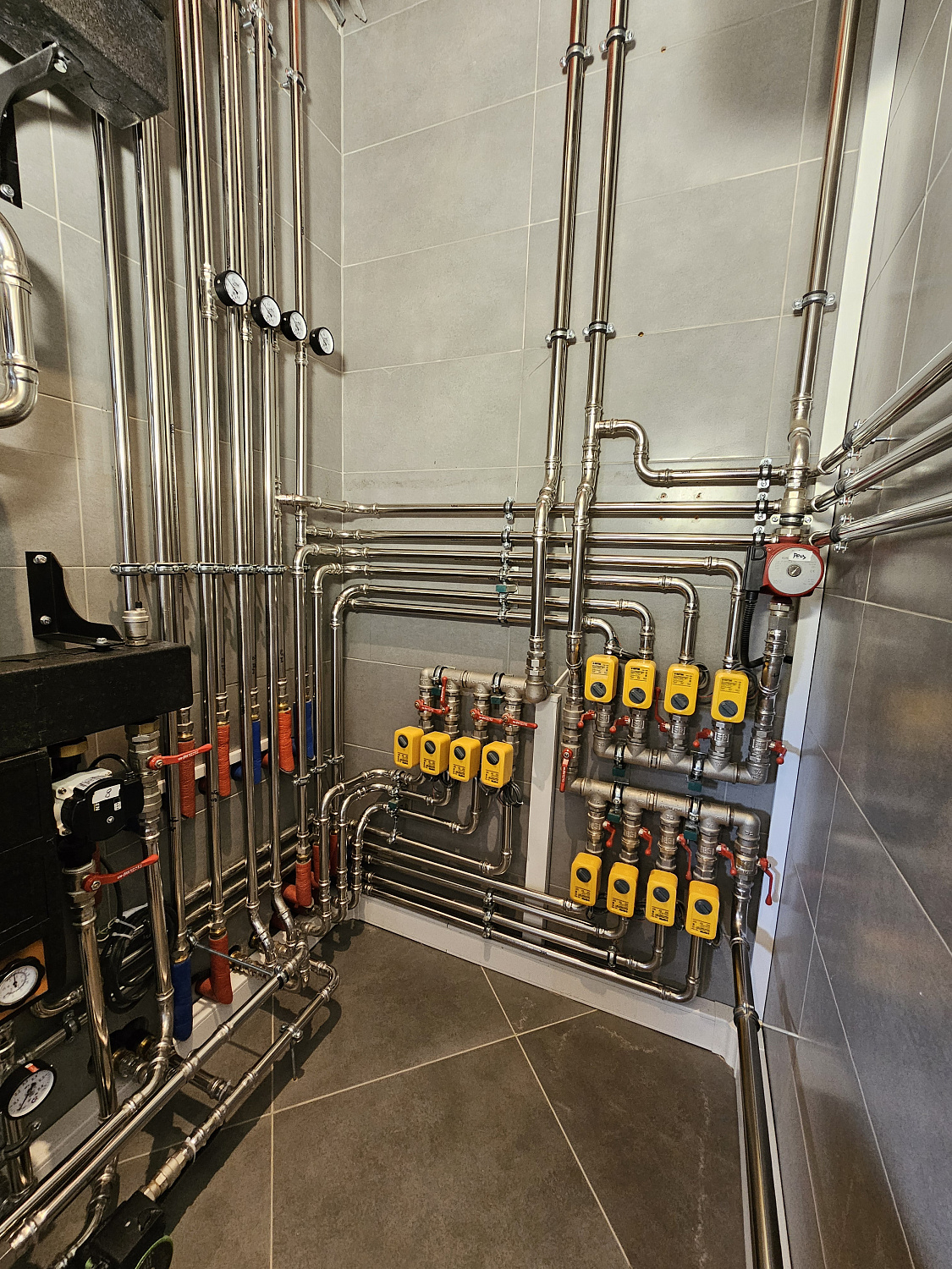 Комбинированная система отопления, тёплые полы и радиаторное отопление, водоотведение в загородном дома более 1000 м2