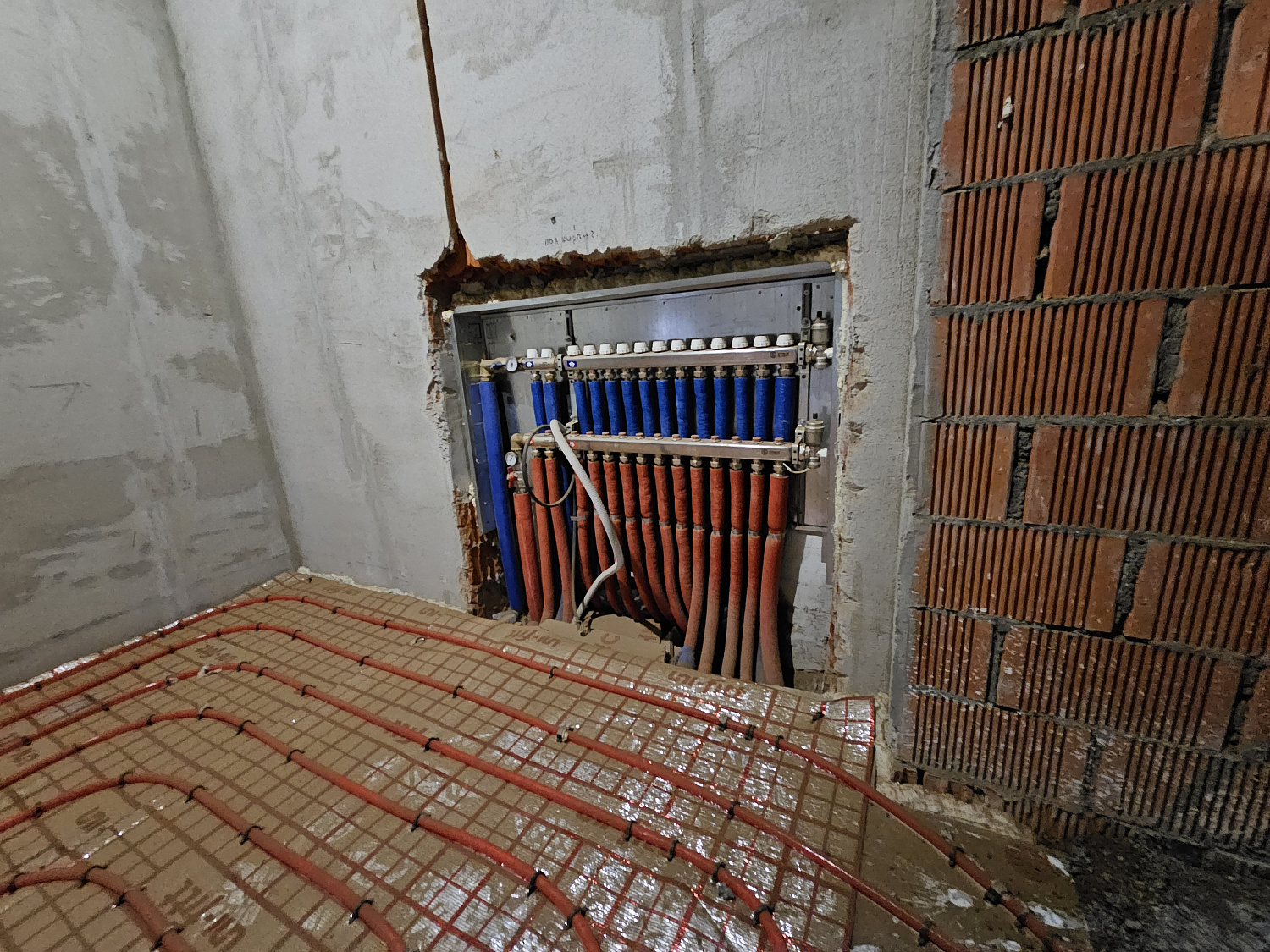 Монтаж теплого пола и радиаторного отопления в частном доме в КП Ренесанс