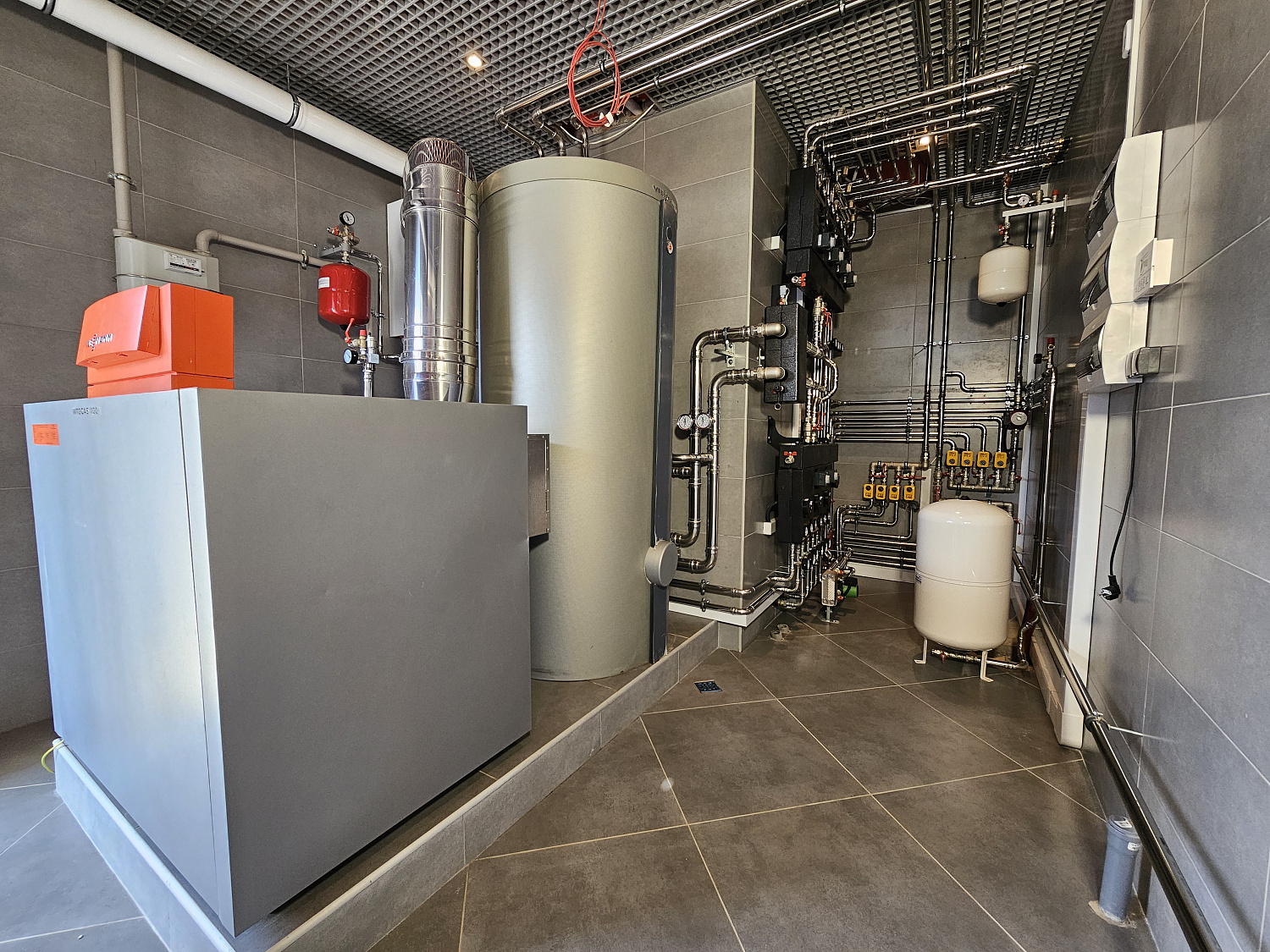 Комбинированная система отопления, тёплые полы и радиаторное отопление, водоотведение в загородном дома более 1000 м2