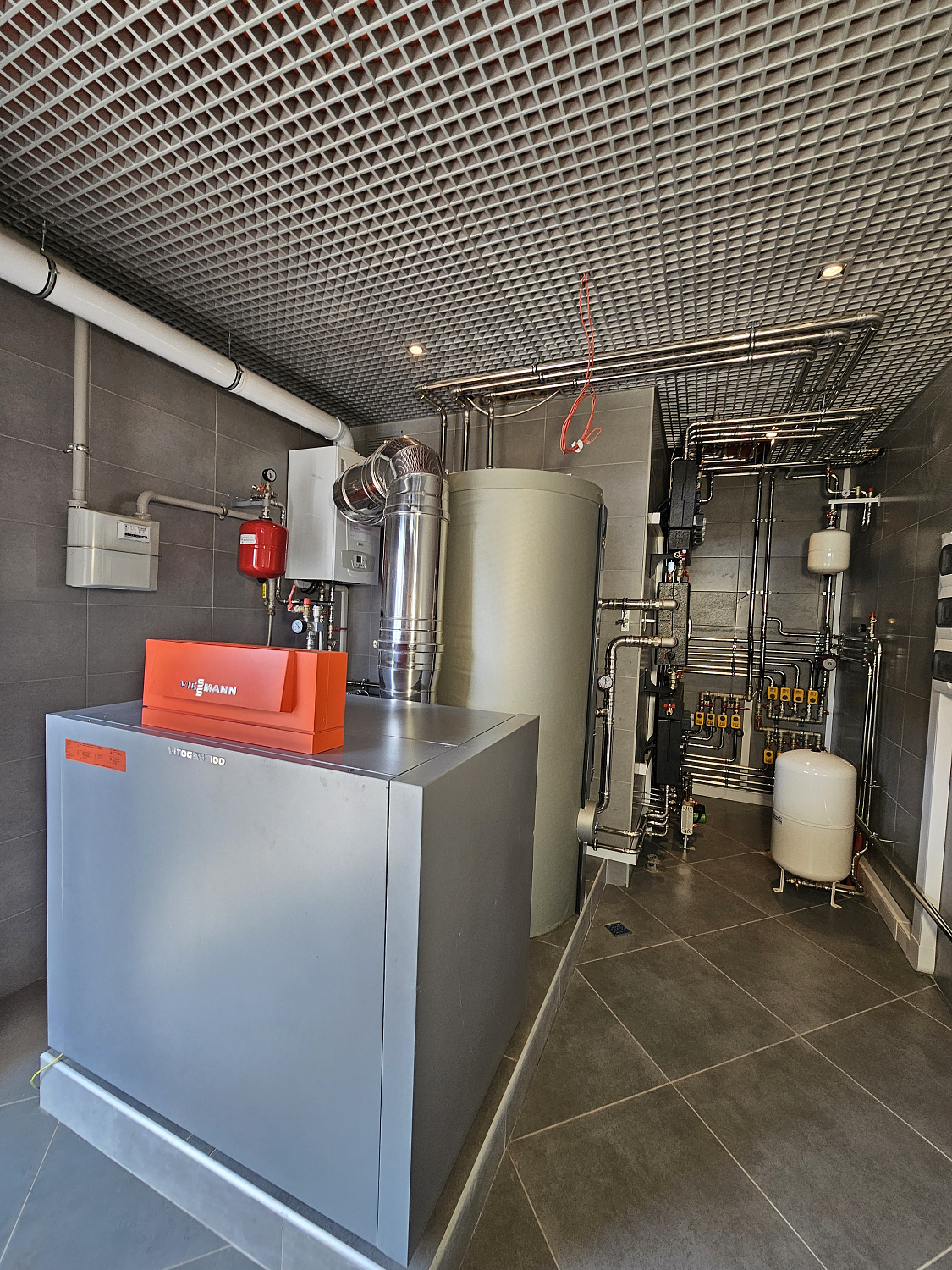 Комбинированная система отопления, тёплые полы и радиаторное отопление, водоотведение в загородном дома более 1000 м2