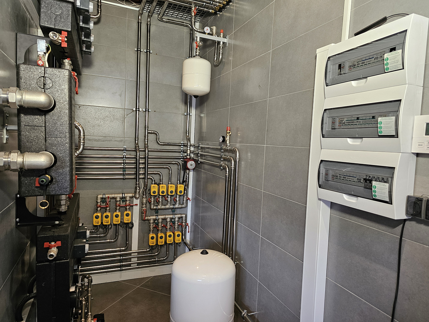 Комбинированная система отопления, тёплые полы и радиаторное отопление, водоотведение в загородном дома более 1000 м2