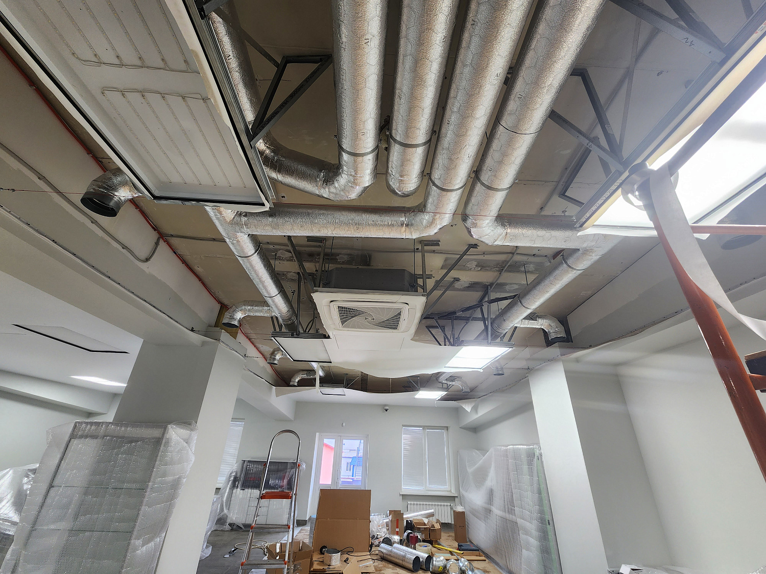 Монтаж систем вентиляции в лаборатории