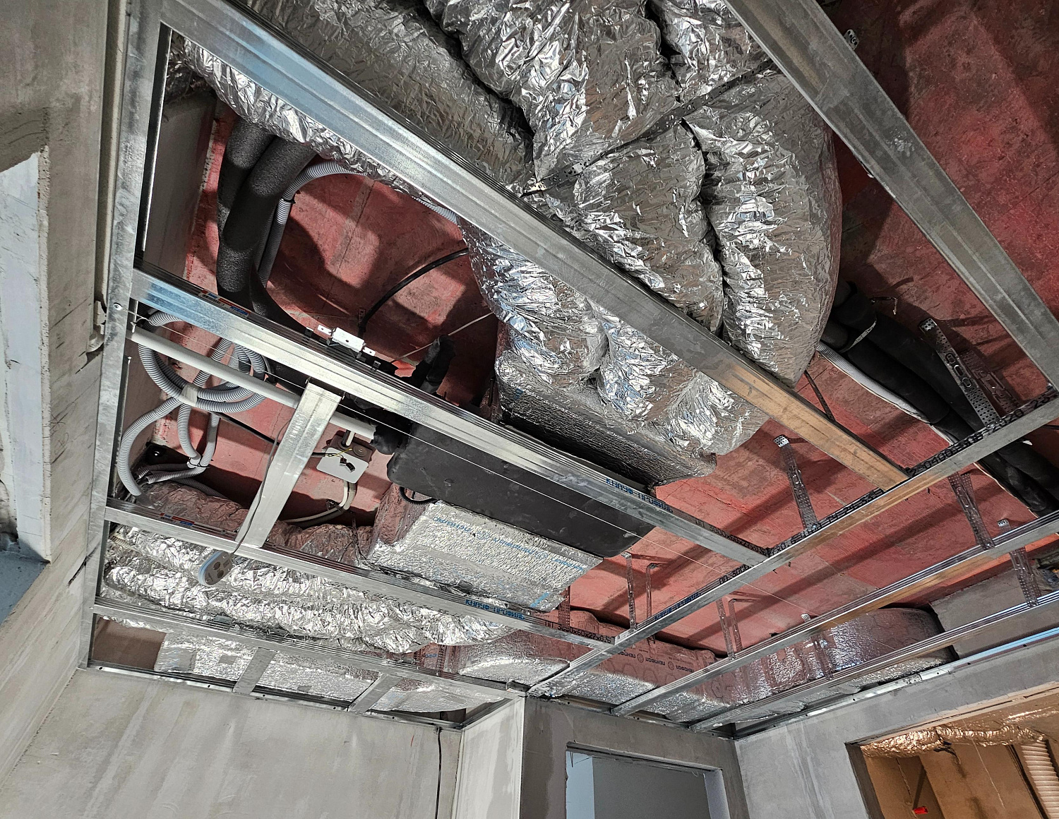 Монтаж фанкойлов в квартире ЖК Sky House