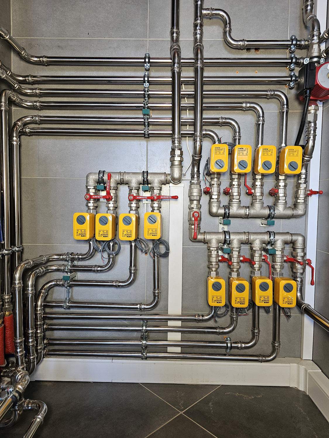 Комбинированная система отопления, тёплые полы и радиаторное отопление, водоотведение в загородном дома более 1000 м2