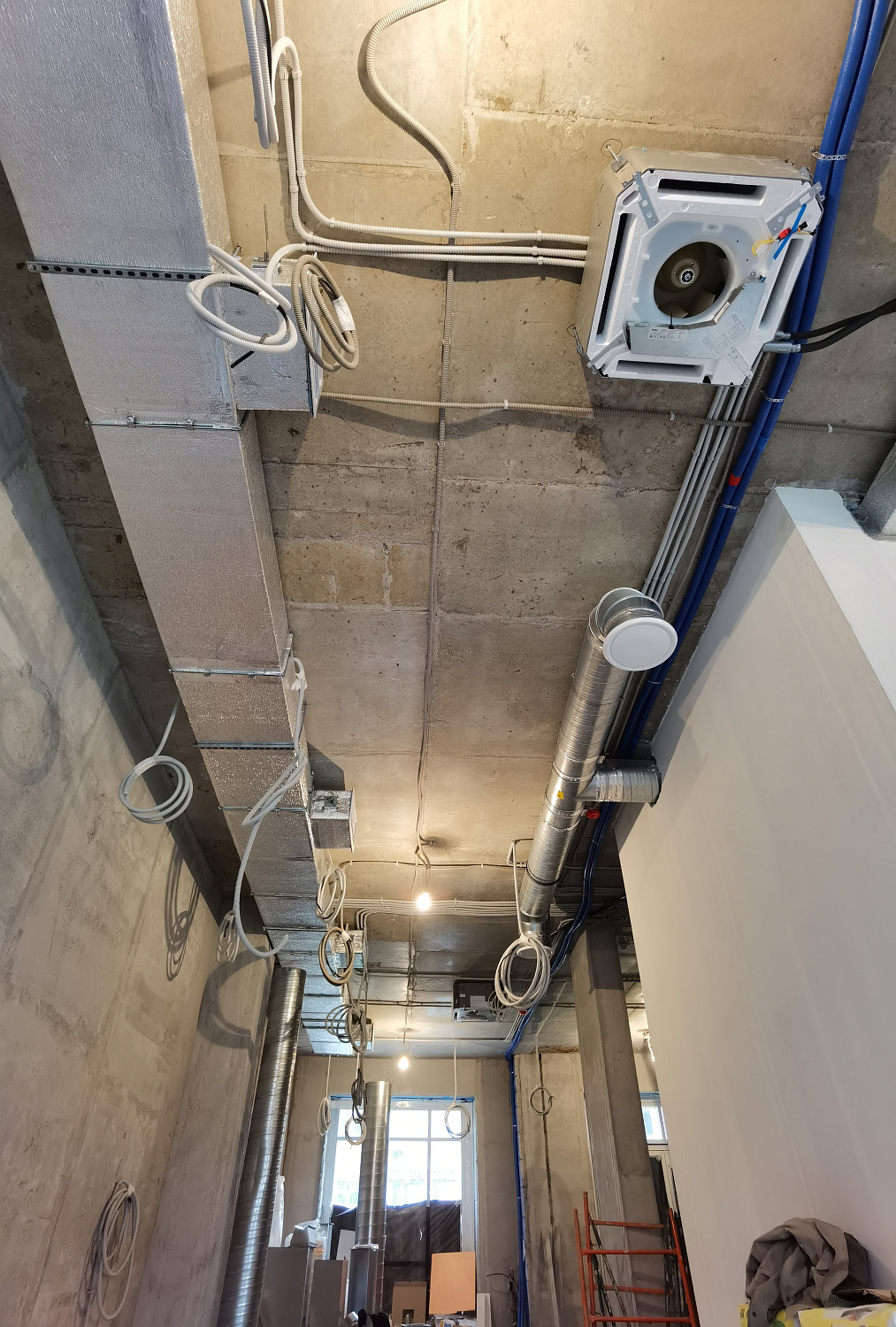 Монтаж вентиляции и кондициониров в кафе в Новой Москве