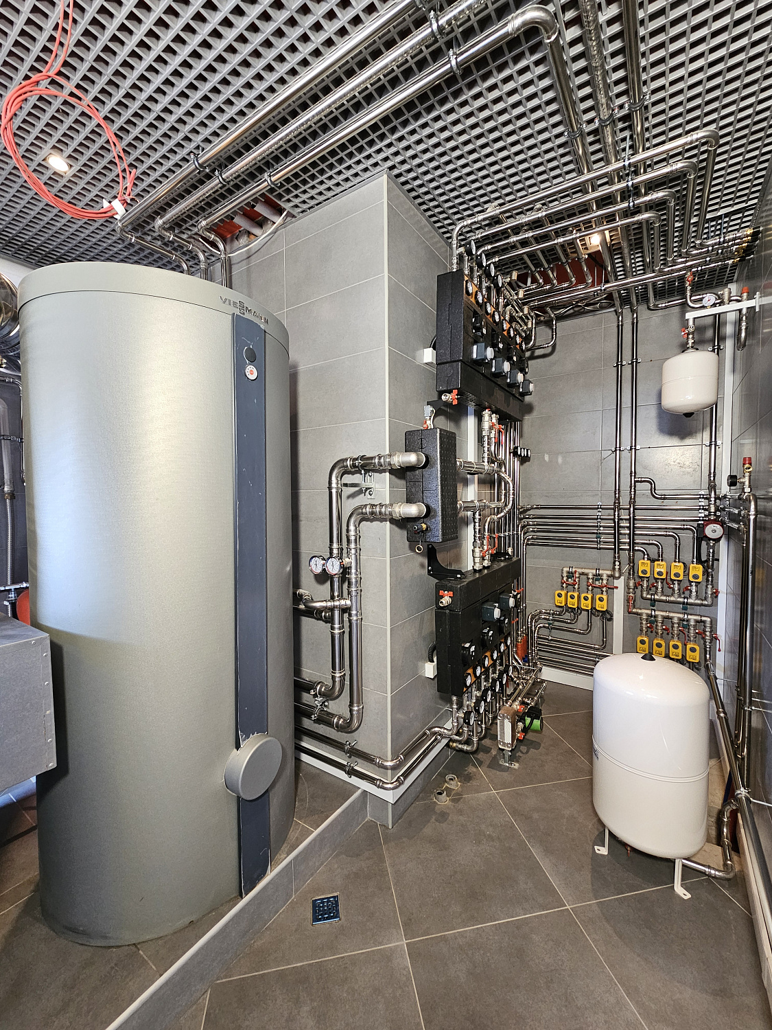 Комбинированная система отопления, тёплые полы и радиаторное отопление, водоотведение в загородном дома более 1000 м2