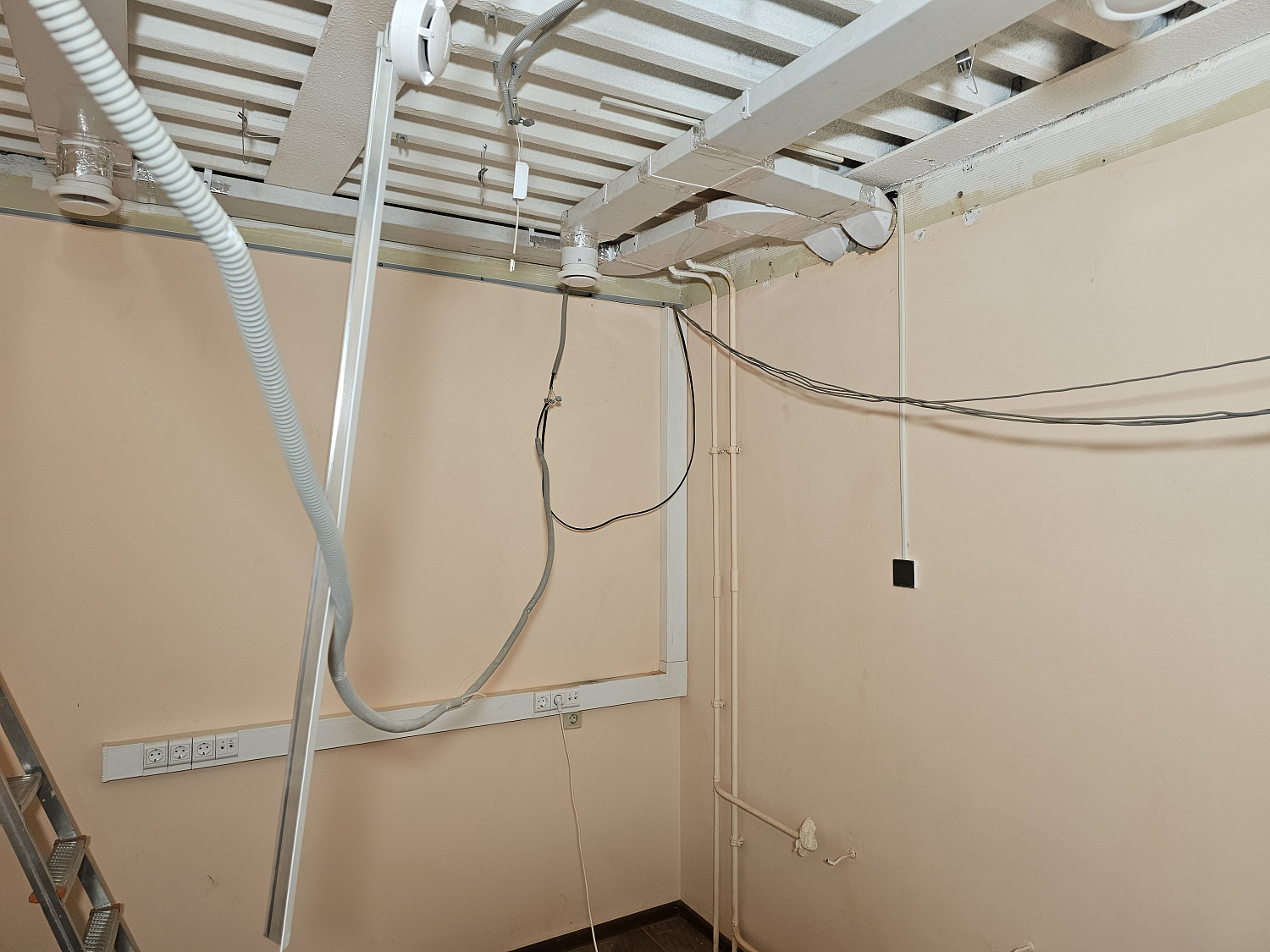 Монтаж систем вентиляции, вентиляционных установок в нежилом помещении (переговорная и спортзал)