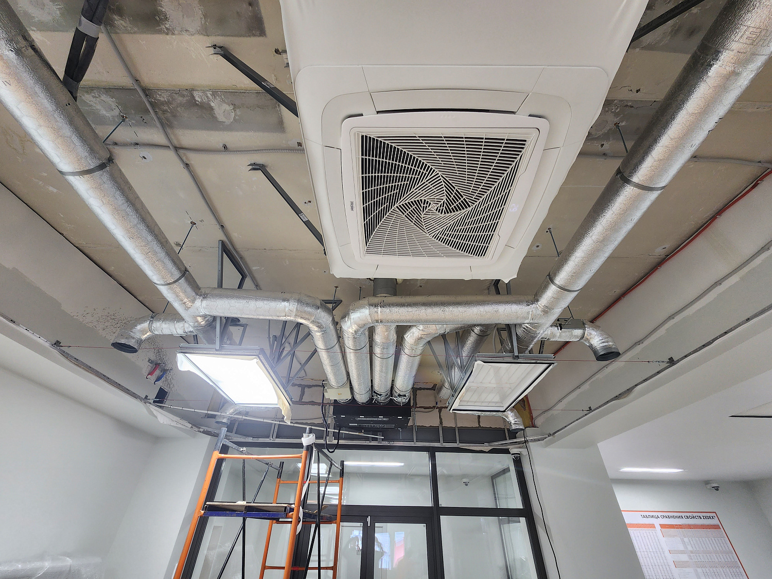 Монтаж систем вентиляции в лаборатории