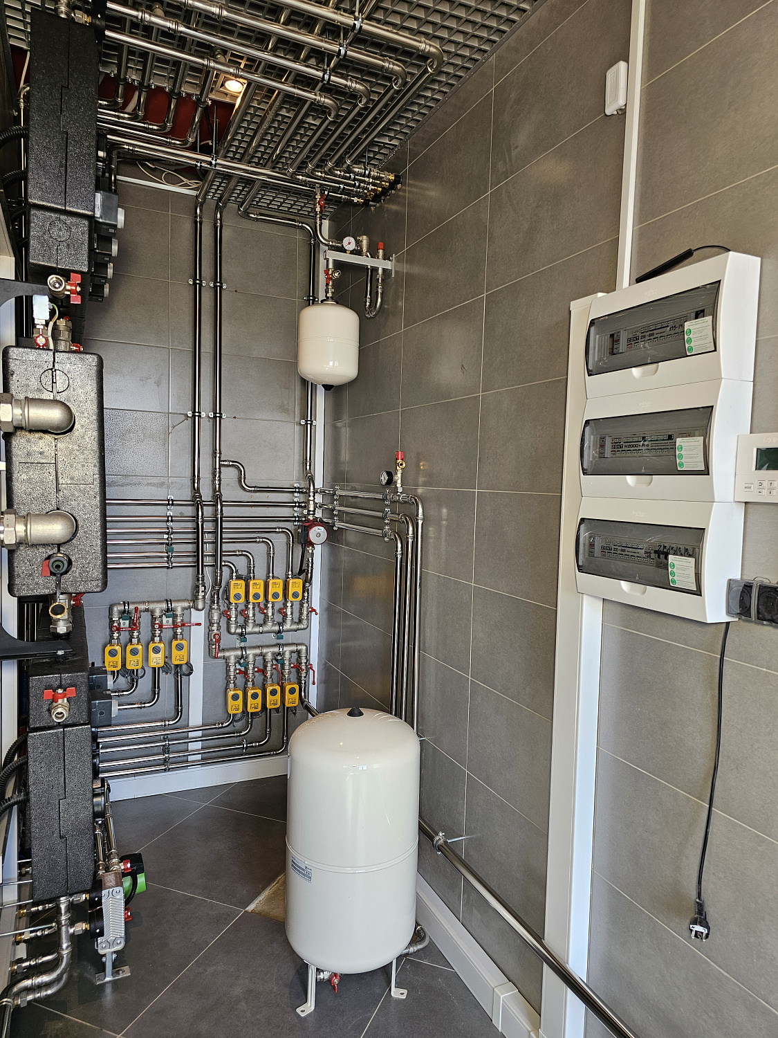 Комбинированная система отопления, тёплые полы и радиаторное отопление, водоотведение в загородном дома более 1000 м2