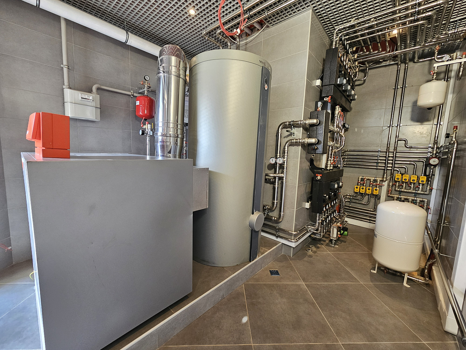 Комбинированная система отопления, тёплые полы и радиаторное отопление, водоотведение в загородном дома более 1000 м2