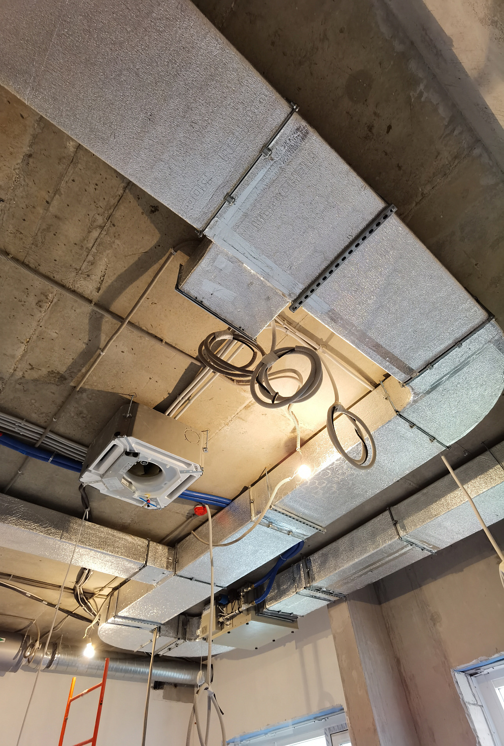 Монтаж вентиляции и кондициониров в кафе в Новой Москве