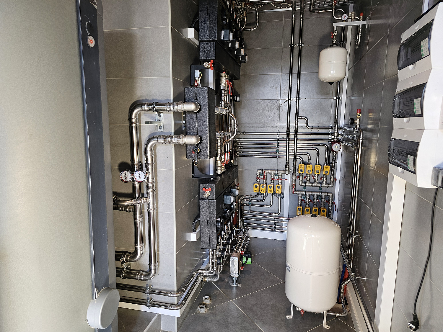 Комбинированная система отопления, тёплые полы и радиаторное отопление, водоотведение в загородном дома более 1000 м2