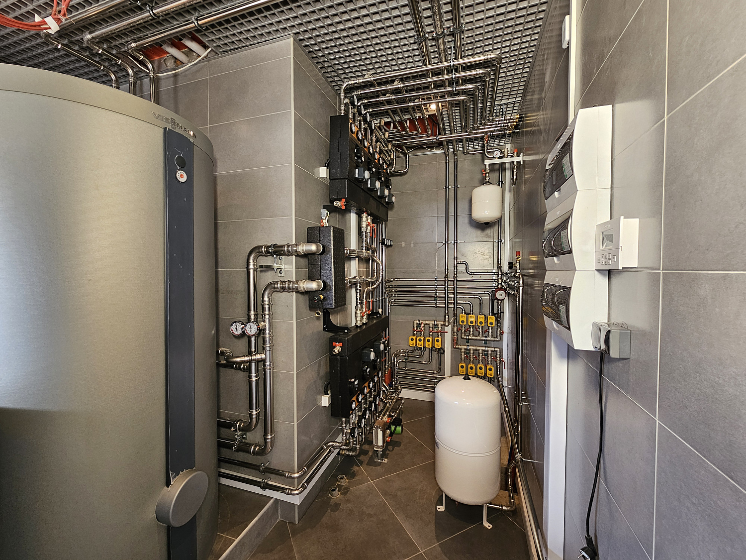 Комбинированная система отопления, тёплые полы и радиаторное отопление, водоотведение в загородном дома более 1000 м2