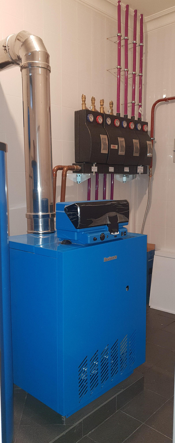 Комбинированная система отопления, тёплые полы и радиаторное отопление.