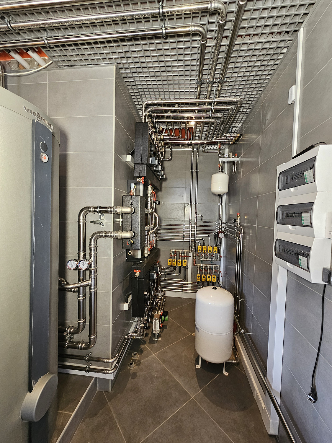 Комбинированная система отопления, тёплые полы и радиаторное отопление, водоотведение в загородном дома более 1000 м2