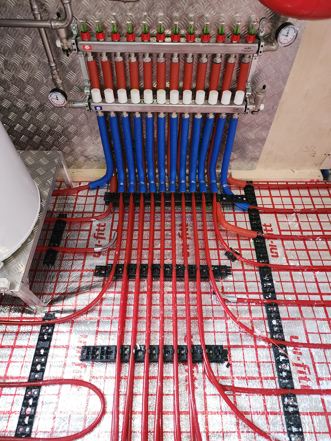 Монтаж тёплых полов, монтаж котельной в каркасном доме 120м2