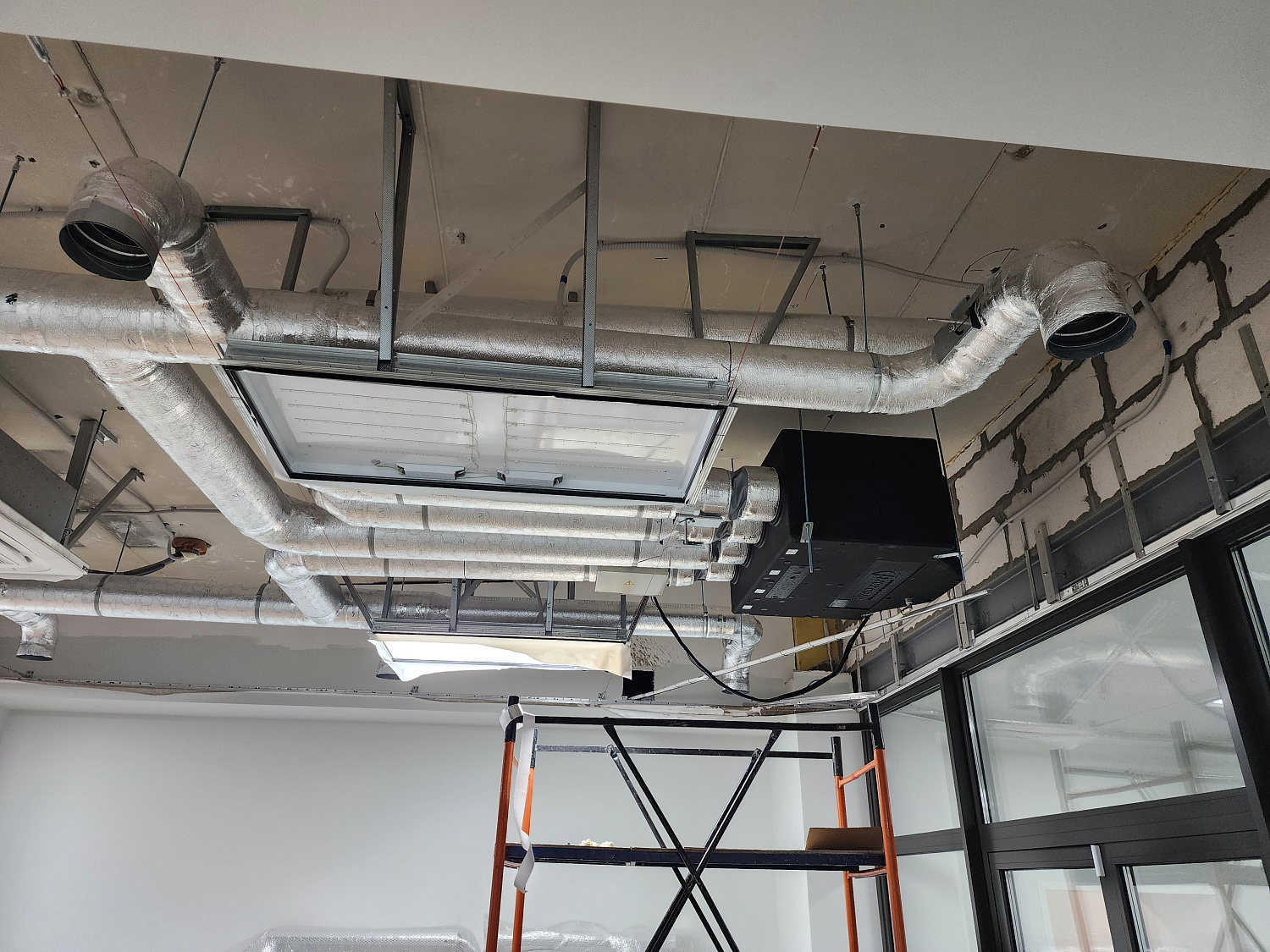 Монтаж систем вентиляции в лаборатории